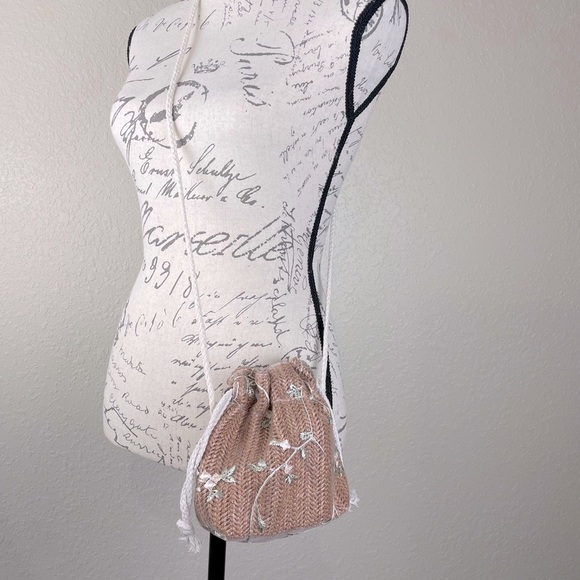 🌸”Host Pick”🌸 🆕 Embroidered Floral Rattan Crossbody/Shoulder Handbag - Picture 2 of 5